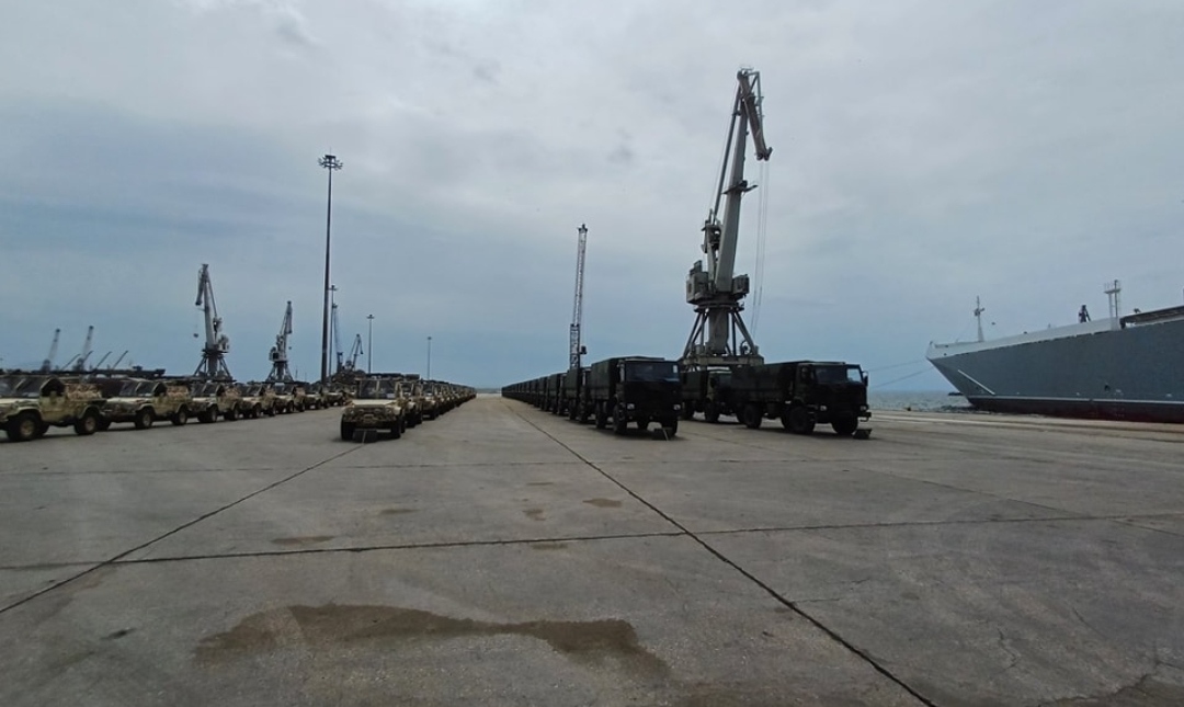 FOTO  Arrijnë në portin e Selanikut 76 automjete ushtarake  donacion i Norvegjisë për Maqedoninë e Veriut