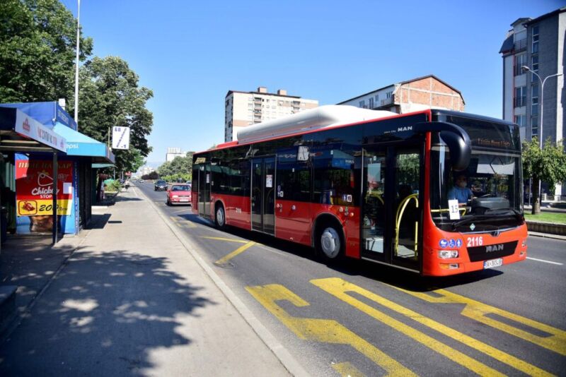 Autobusët e NQP prej sot do të qarkullojnë me kapacitet të plotë