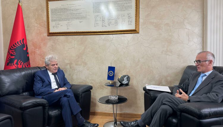 Ali Ahmeti priti ambasadorin italian Silvestri  Ndërhyrja ndaj gjuhës shqipe dhe Marrëveshjes së Ohrit rëndon situatën