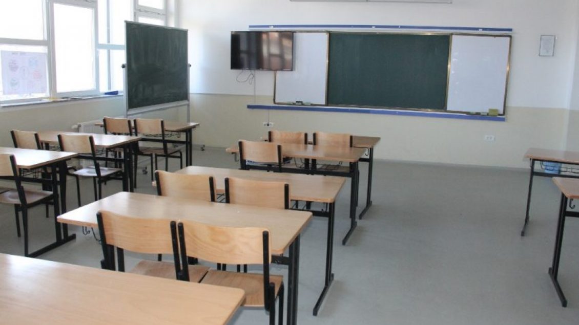 Mësuesi sulmohet fizikisht nga ish nxënësi 15 vjeçar në oborrin e shkollës në Çair
