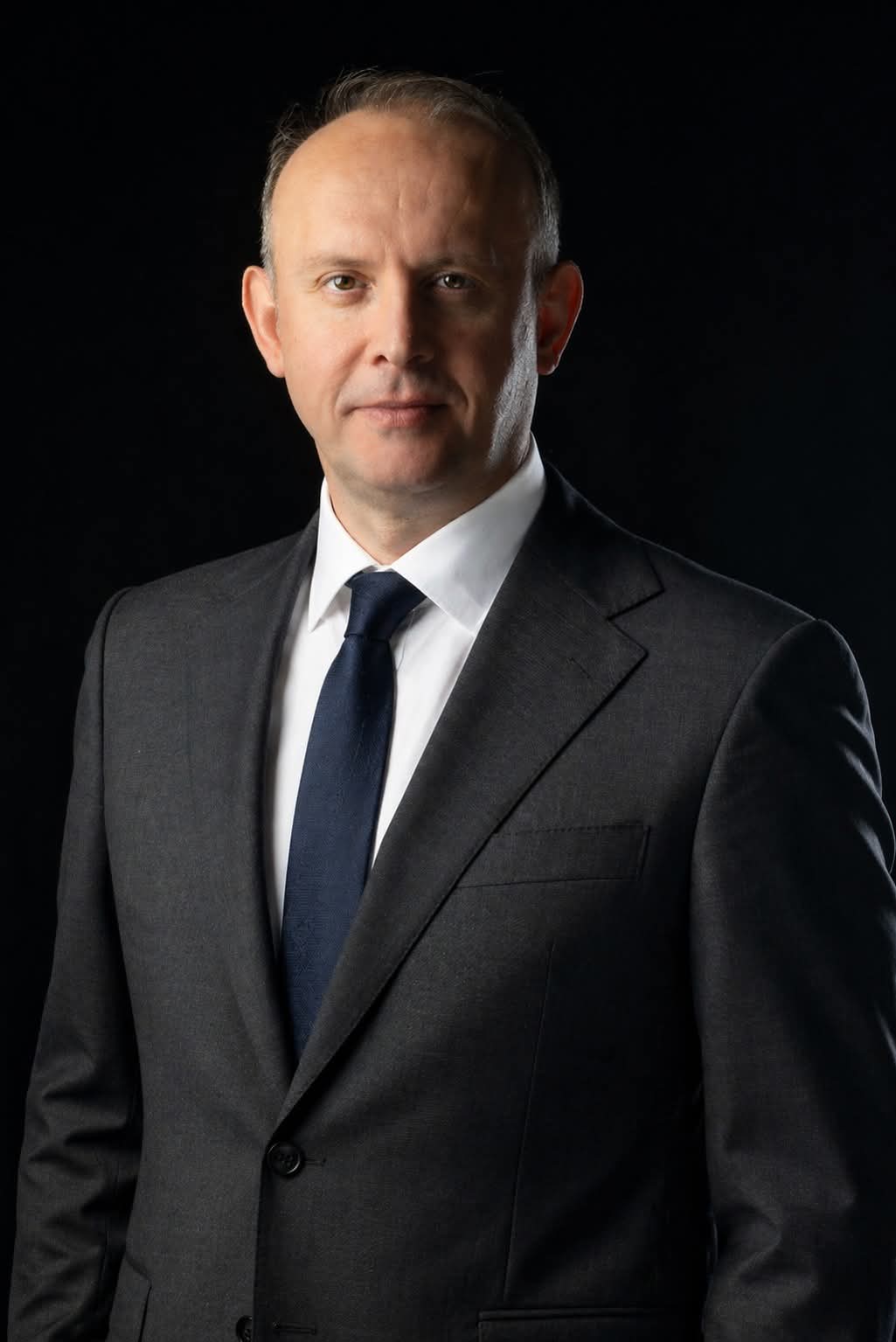 shpate-prej-ari-perle-ne-guaske-te-arit-disa-nga-dhuratat-qe-ka-pranuar-kreu-i-kuvendit-afrim-gashi