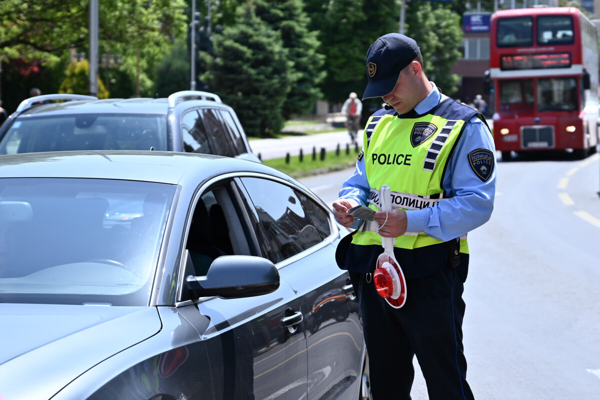 leternjoftimi-dhe-patente-shoferi-digjital-nuk-vlejne-per-policine-qytetaret-duhet-te-kene-dokumentet-fizike